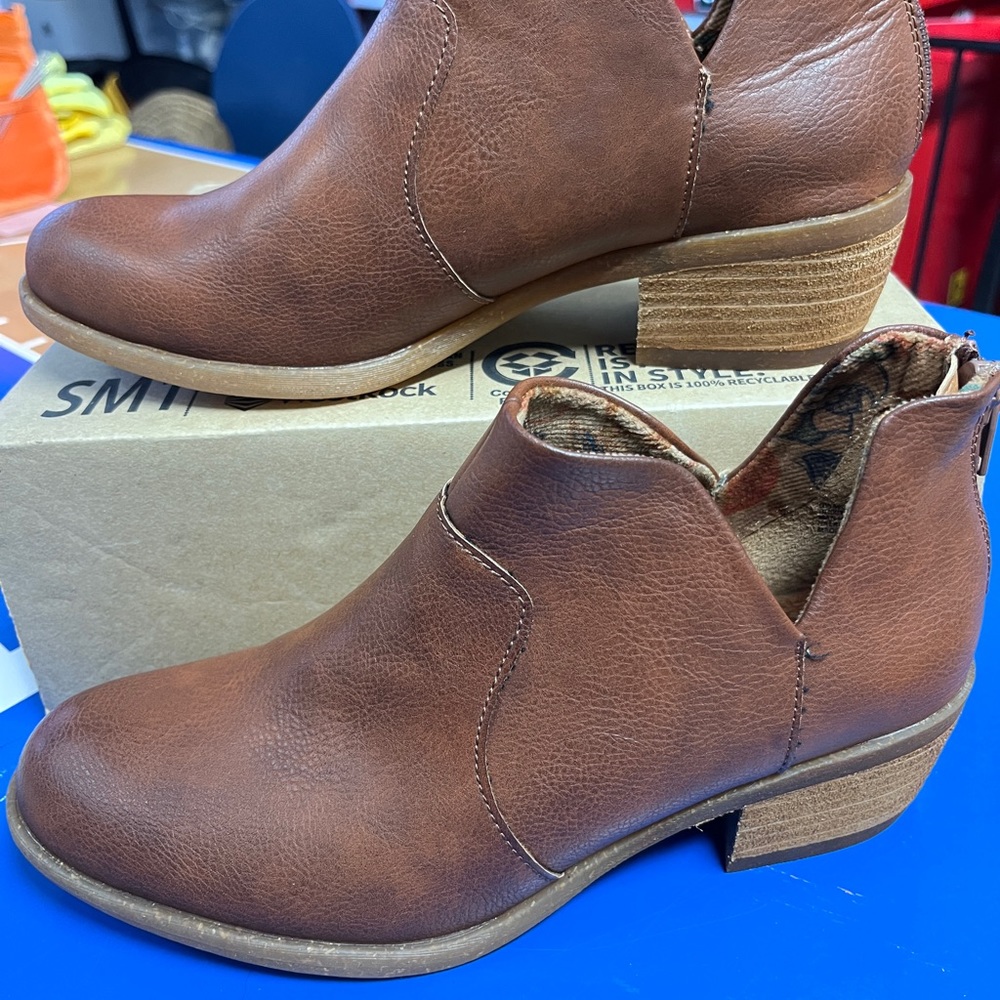 NEW b.o.c Leather Ankle Boots Brown with Zipper back